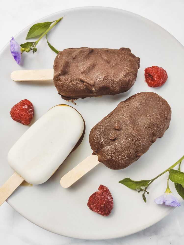 gelados mini magno de caju com revestimento de caramelo e chocolate