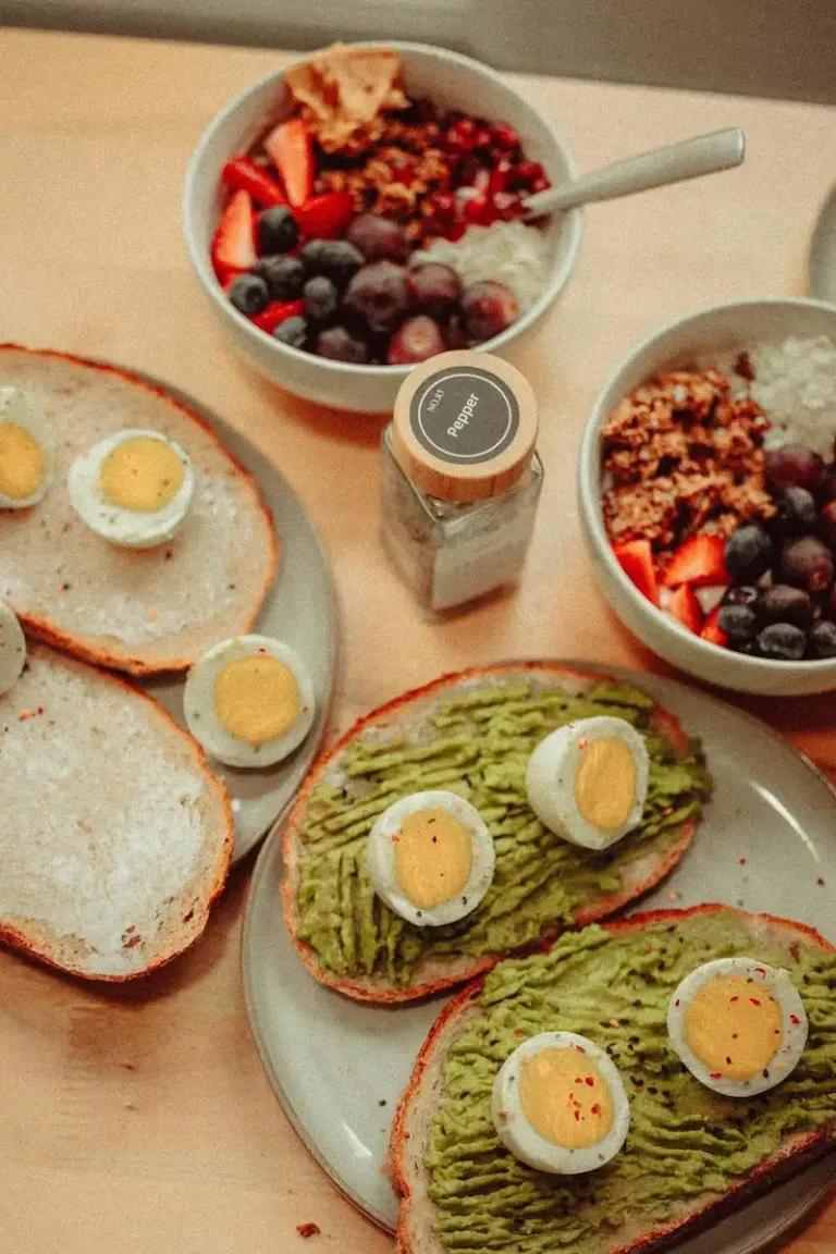 Blog Artigo 008 lanche ou pequeno almoco com pao sem gluten ovos abacate e frutas variadas