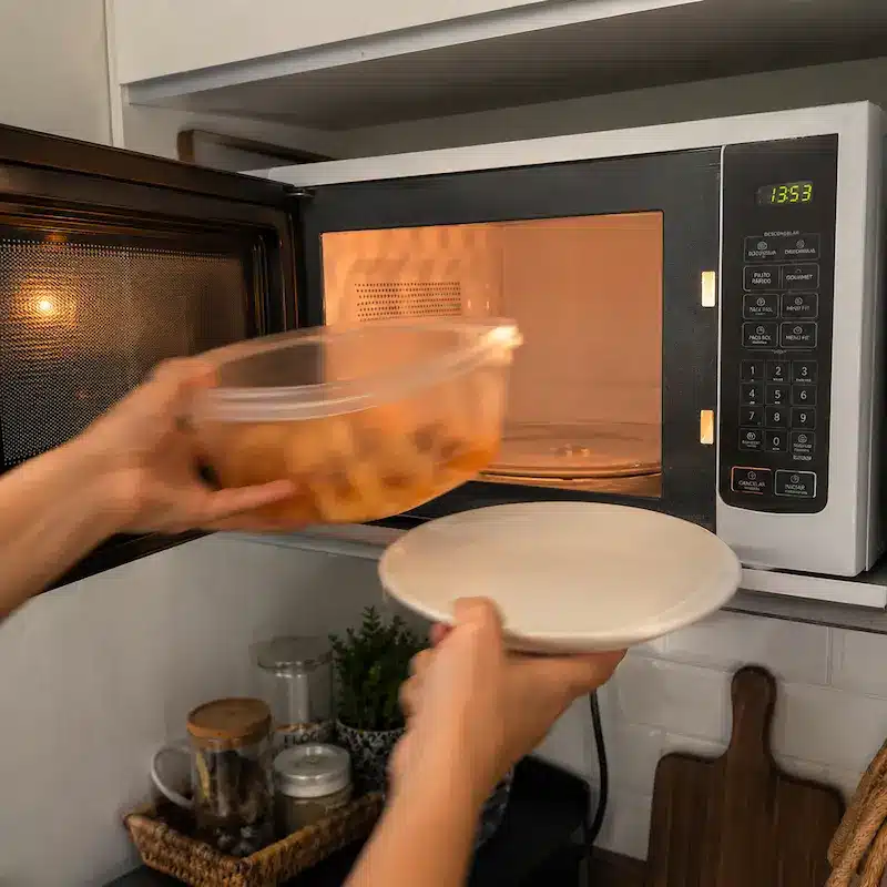 Pequenas trocas na cozinha para reduzir microplásticos sem perfeccionismo