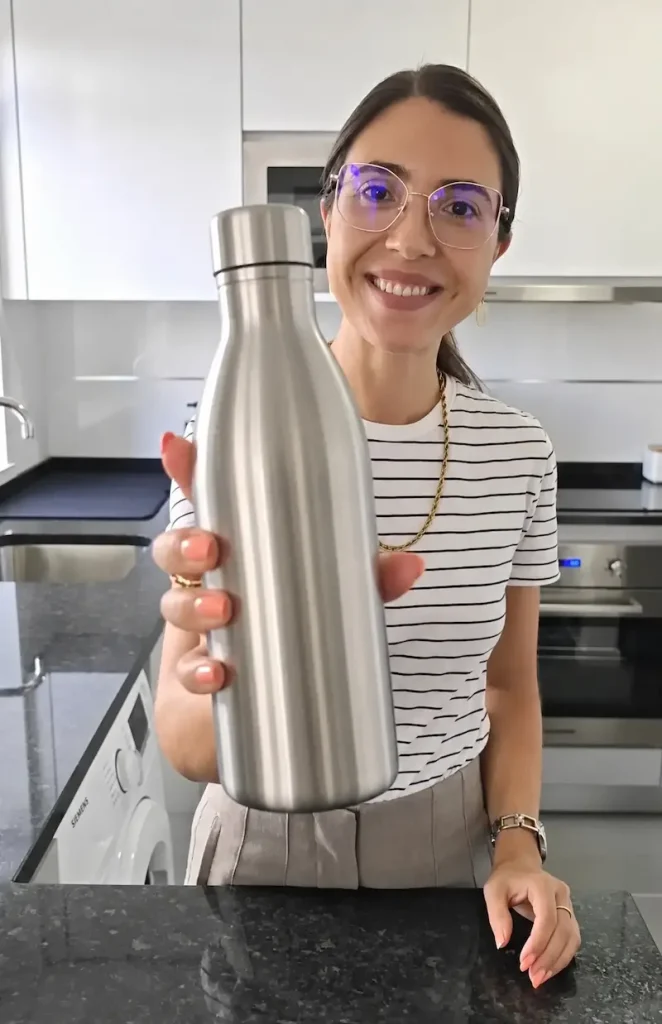 Garrafa de inox para reduzir microplásticos na água - Vera Dias